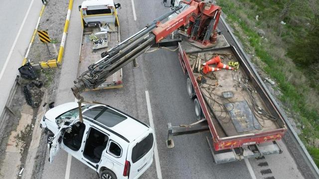 Refüje girip yan yatan araçta 1kişi öldü, 2 kişi yaralandı