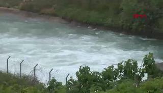 Adana'da bir anda g&ouml;zden kayboldu! Akıntıya kapılan &ccedil;ocuk i&ccedil;in arama &ccedil;alışması başlatıldı