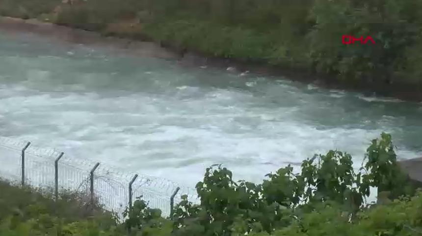 Adana'da bir anda g&ouml;zden kayboldu! Akıntıya kapılan &ccedil;ocuk i&ccedil;in arama &ccedil;alışması başlatıldı