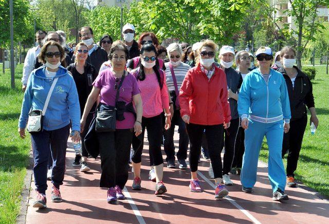 Parkta, termik santrale karşı maskeli yürüyüş