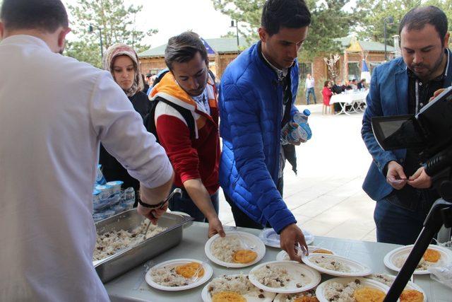 Üniversite öğrencilerine etli pilav ve demir tatlısı ikram edildi