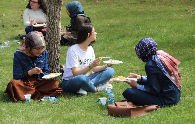 Üniversite öğrencilerine etli pilav ve demir tatlısı ikram edildi