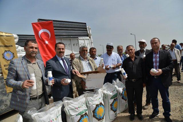 Büyükşehir Belediyesinden çiftçilere gübre desteği