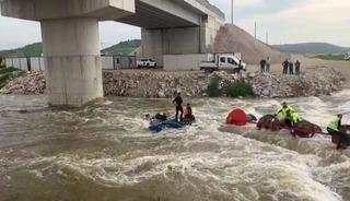 Dereyi trakt&ouml;rle ge&ccedil;mek isterken faciadan d&ouml;n&uuml;ld&uuml;: 10 iş&ccedil;i vin&ccedil;le kurtarıldı