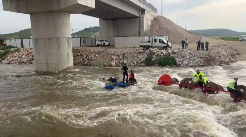 Dereyi trakt&ouml;rle ge&ccedil;mek isterken faciadan d&ouml;n&uuml;ld&uuml;: 10 iş&ccedil;i vin&ccedil;le kurtarıldı