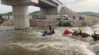 Dereyi traktörle geçmek isterken faciadan dönüldü: 10 işçi vinçle kurtarıldı