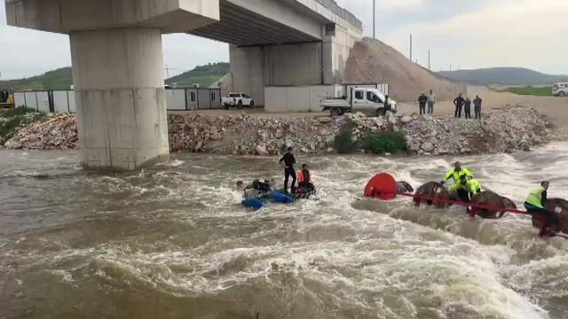 Dereyi traktörle geçmek isterken faciadan dönüldü: 10 işçi vinçle kurtarıldı