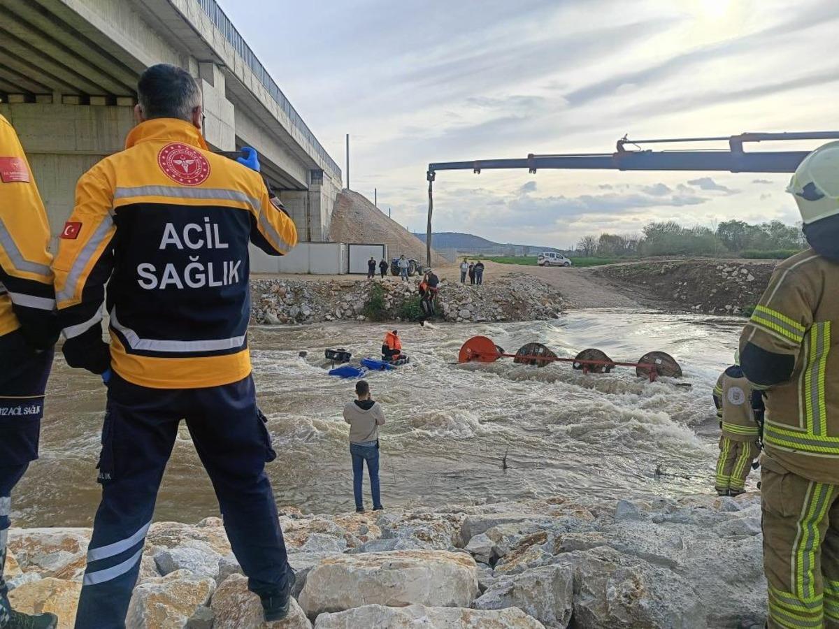 Dereyi trakt&ouml;rle ge&ccedil;mek isterken faciadan d&ouml;n&uuml;ld&uuml;: 10 iş&ccedil;i vin&ccedil;le kurtarıldı 1