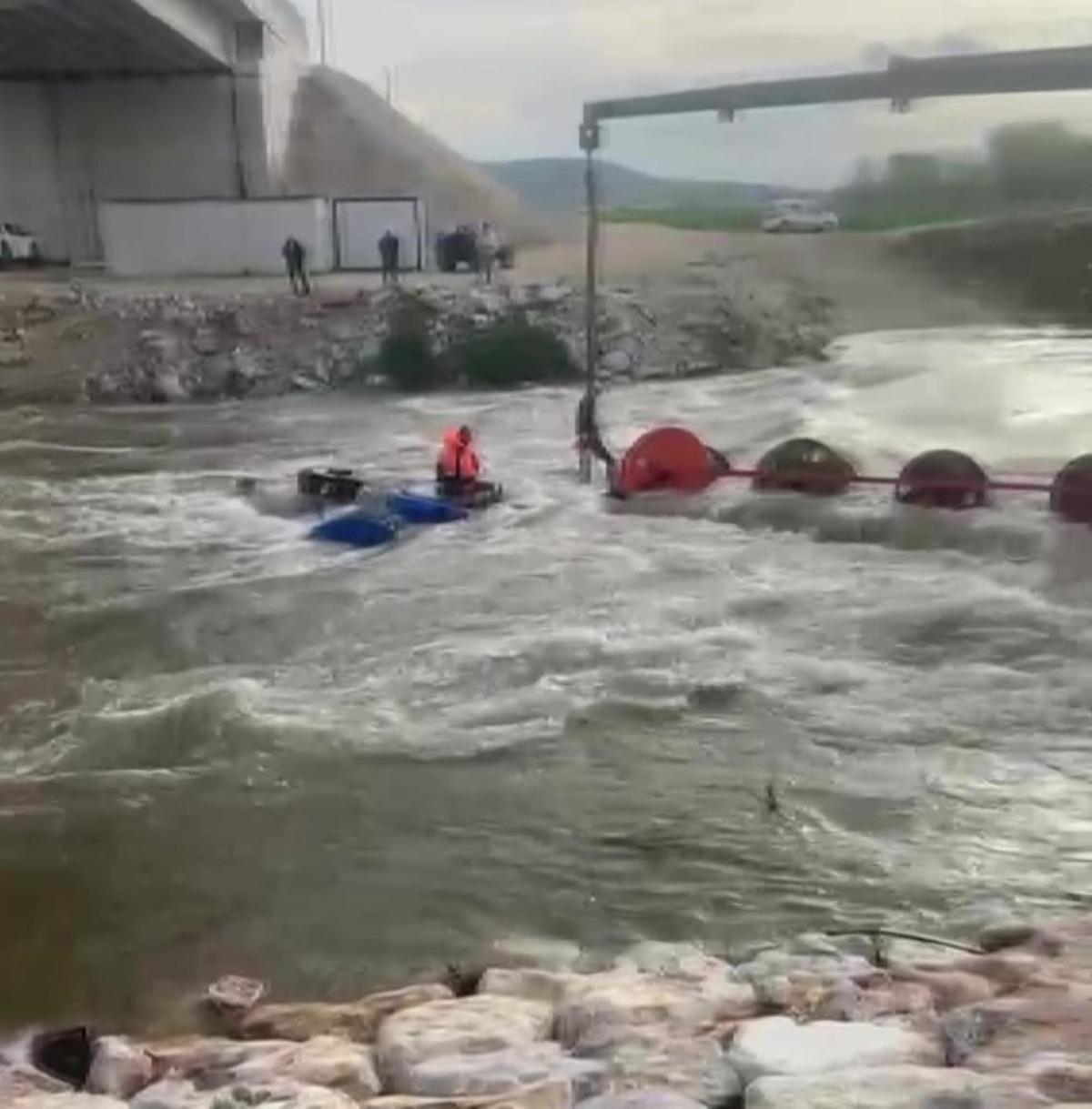 Dereyi trakt&ouml;rle ge&ccedil;mek isterken faciadan d&ouml;n&uuml;ld&uuml;: 10 iş&ccedil;i vin&ccedil;le kurtarıldı 2