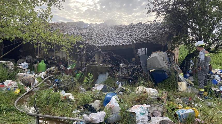 Manisa'da evde &ccedil;ıkan yangında 90 yaşındaki yaşlı adam hayatını kaybetti