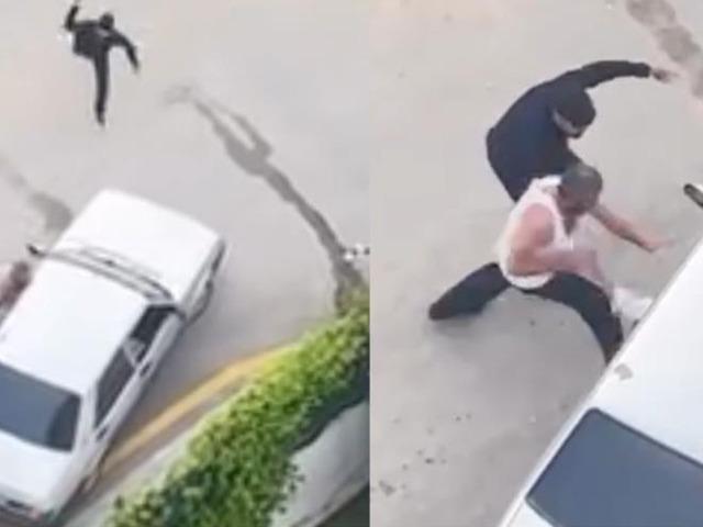 Taşlarla ara&ccedil;lara saldırdılar: Kavga anları kamerada