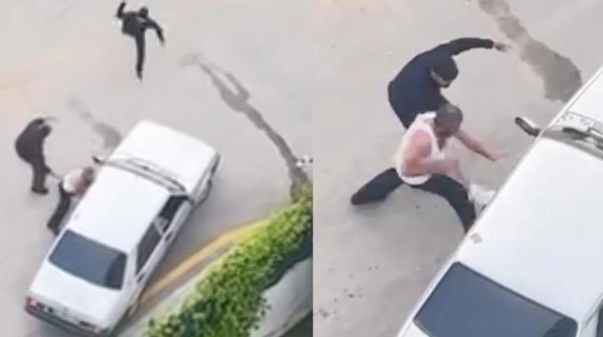 Taşlarla ara&ccedil;lara saldırdılar: Kavga anları kamerada