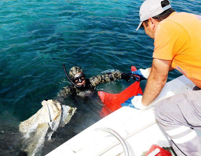 Küçükbük Koyu'nda deniz dibi temizliği