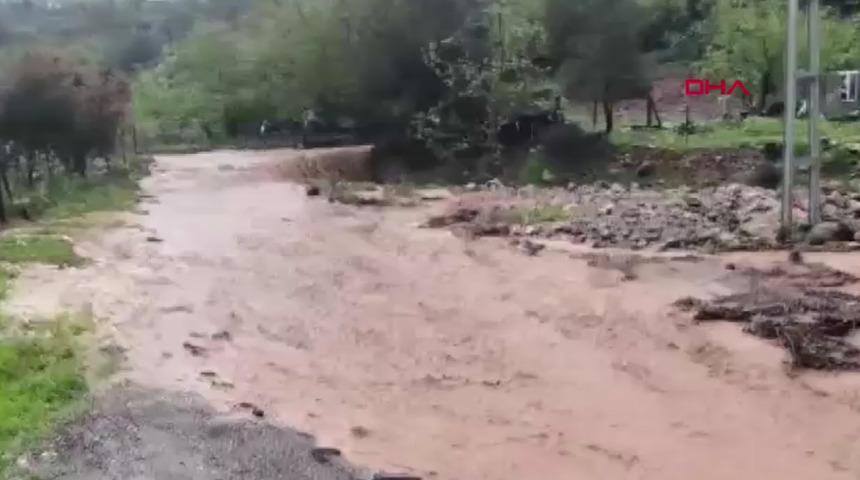Gaziantep'te şiddetli yağış! Sağanak sonrası yollar g&ouml;le d&ouml;nd&uuml;