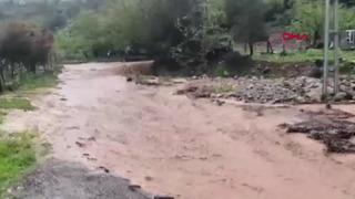 Gaziantep'te şiddetli yağış! Sağanak sonrası yollar göle döndü