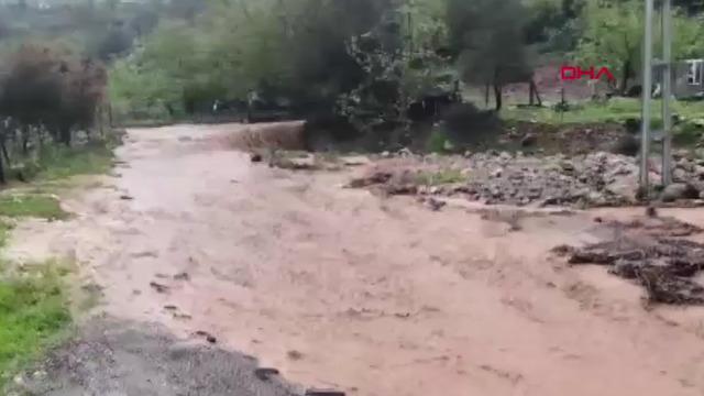 Gaziantep'te şiddetli yağış! Sağanak sonrası yollar göle döndü