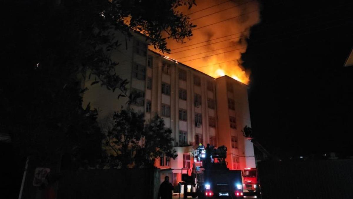 Nazilli Fen Lisesi yurdunda yangın paniği! Alevle &ccedil;atıyı sardı: 46 &ouml;ğrenci tahliye edildi 1