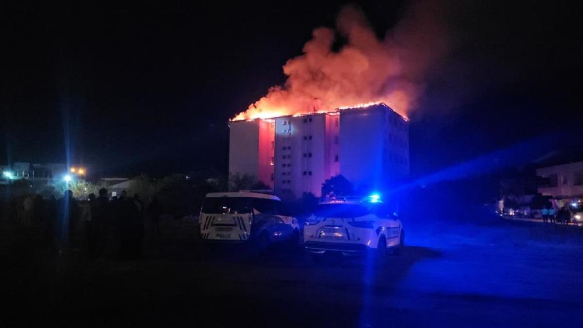 Nazilli Fen Lisesi yurdunda yangın paniği! Alevle &ccedil;atıyı sardı: 46 &ouml;ğrenci tahliye edildi 2