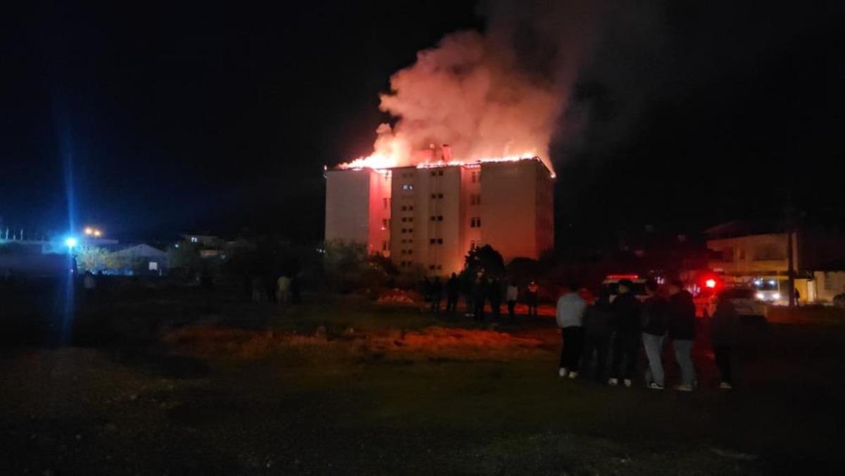 Nazilli Fen Lisesi yurdunda yangın paniği! Alevle &ccedil;atıyı sardı: 46 &ouml;ğrenci tahliye edildi 3