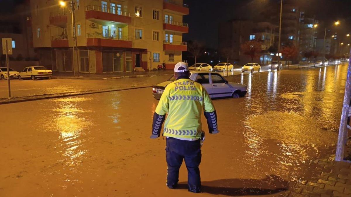 Adıyaman&rsquo;da kuvvetli yağış sele neden oldu, ara&ccedil;lar mahsur kaldı 1