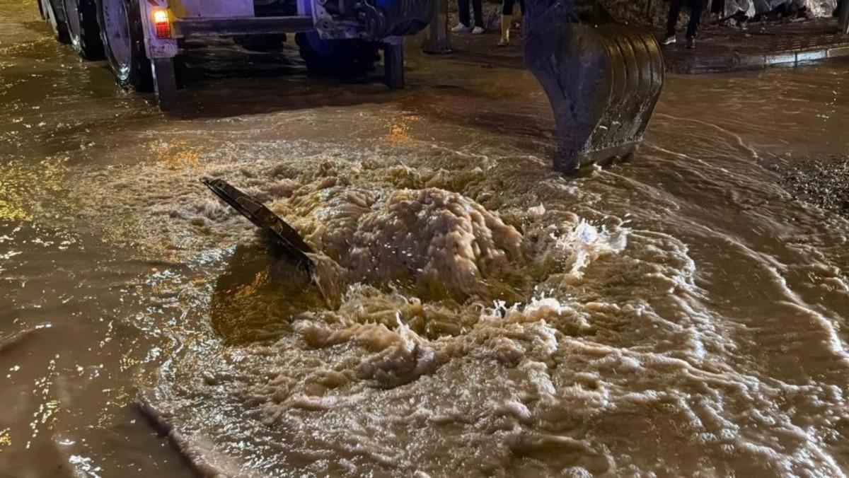 Adıyaman&rsquo;da kuvvetli yağış sele neden oldu, ara&ccedil;lar mahsur kaldı 2