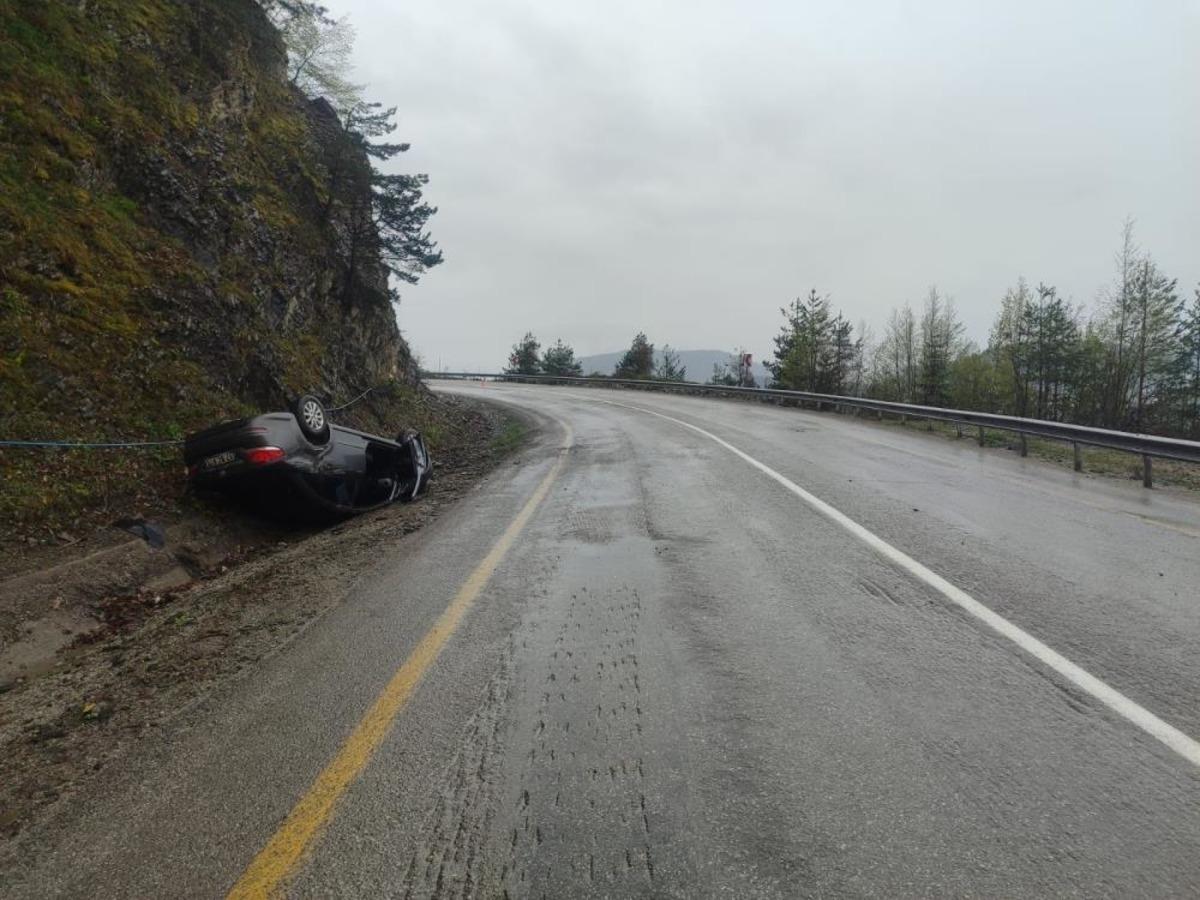 Takla atan otomobilden yara almadan kurtuldu 1