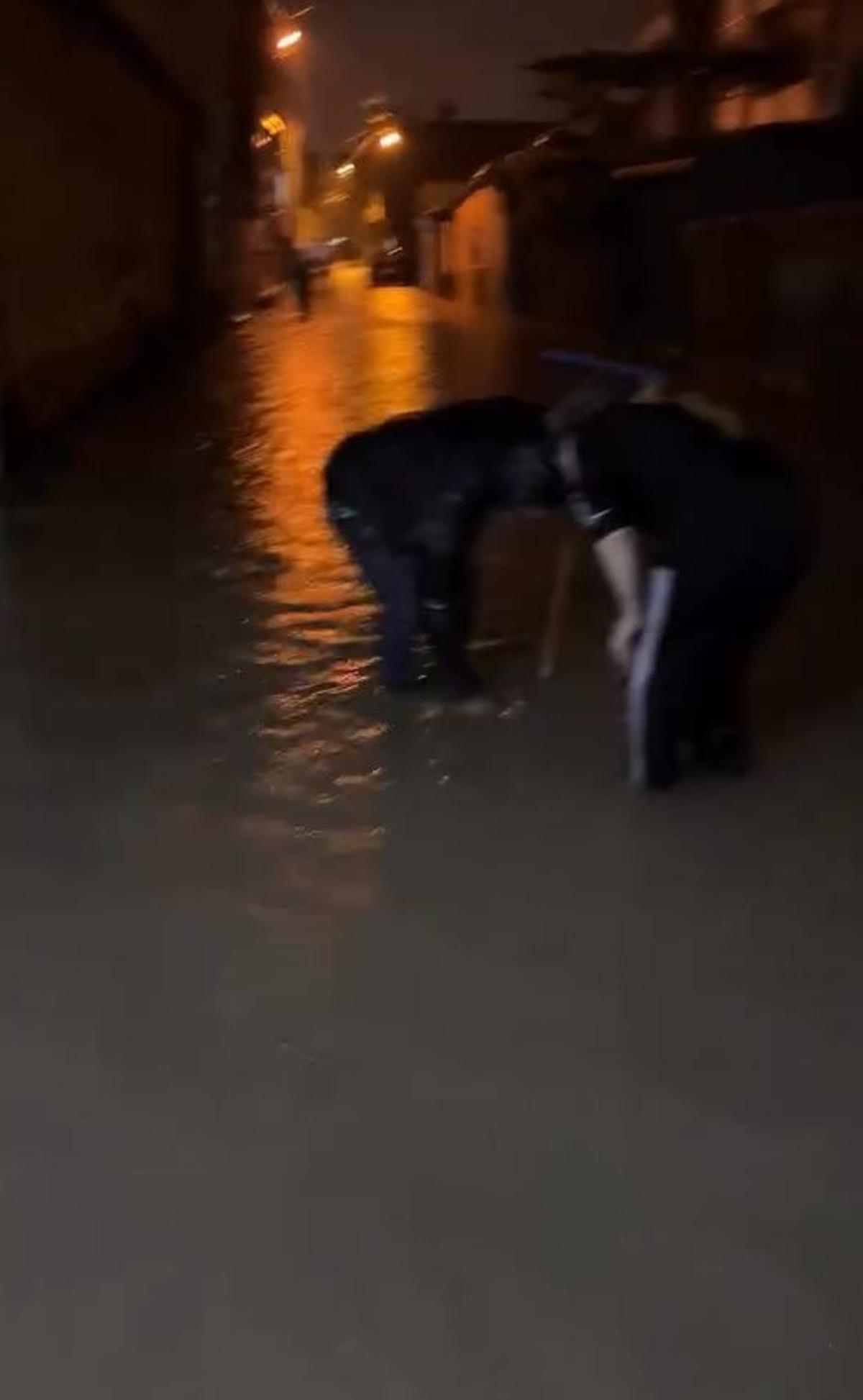 Adana da hayat fel&ccedil; oldu! Suya g&ouml;m&uuml;len minib&uuml;steki &ccedil;ocuklar kurtarıldı 2