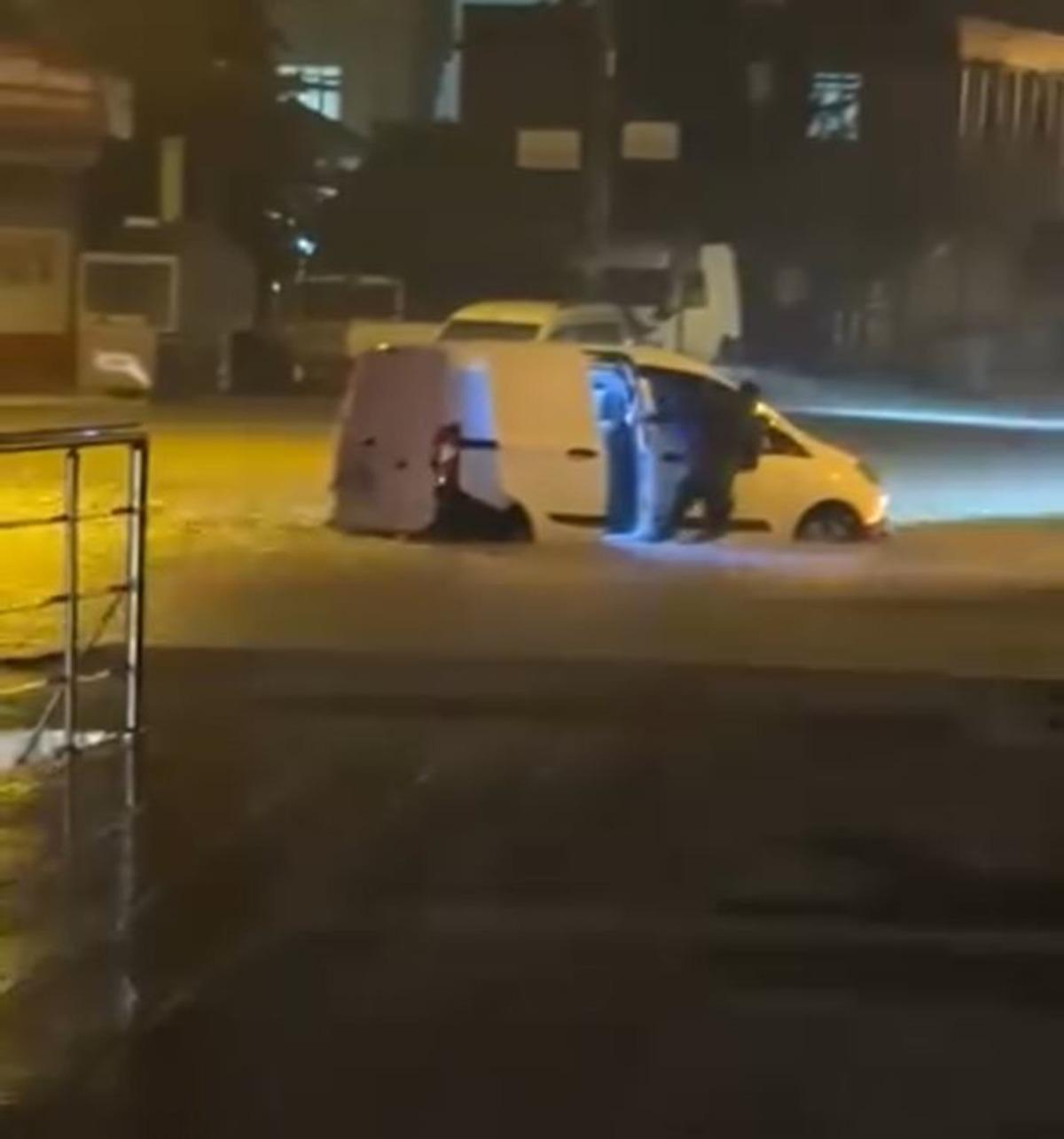 Adana da hayat fel&ccedil; oldu! Suya g&ouml;m&uuml;len minib&uuml;steki &ccedil;ocuklar kurtarıldı 3