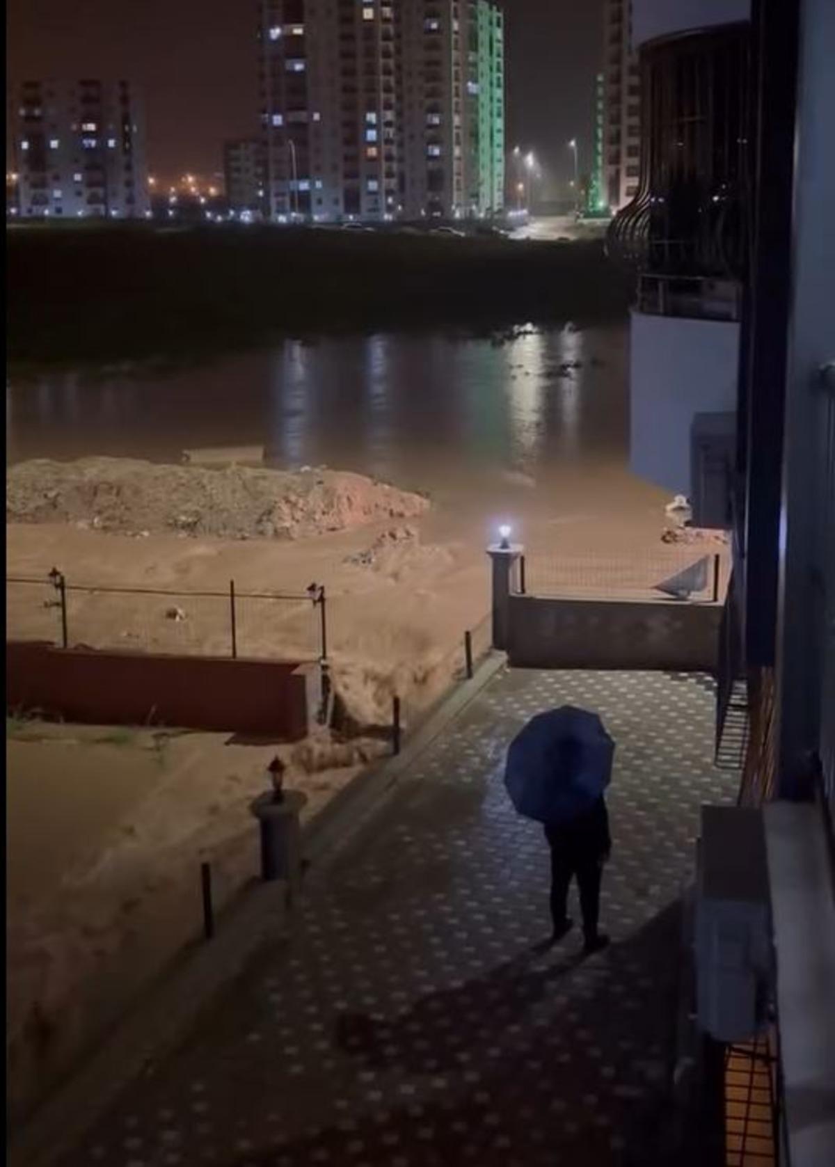 Adana da hayat fel&ccedil; oldu! Suya g&ouml;m&uuml;len minib&uuml;steki &ccedil;ocuklar kurtarıldı 1