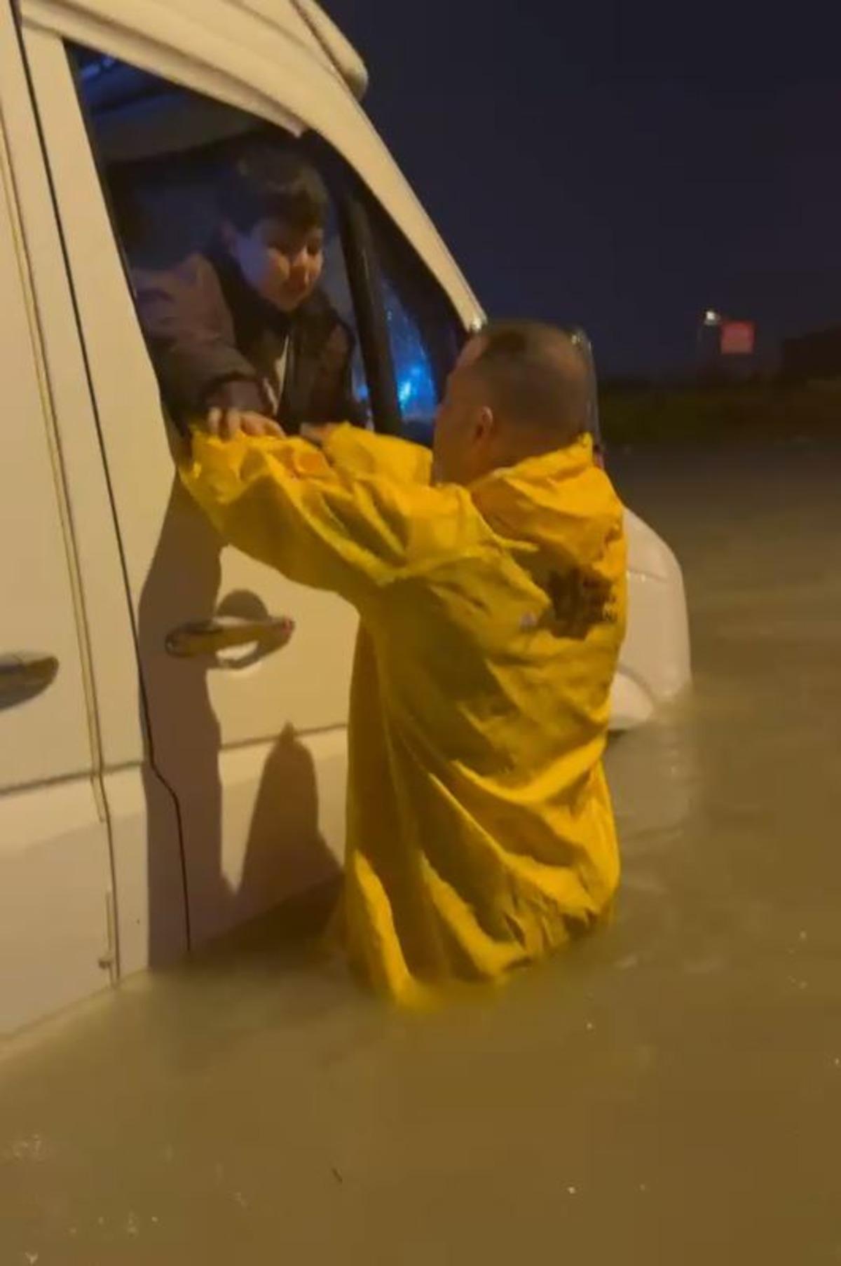 Adana da hayat fel&ccedil; oldu! Suya g&ouml;m&uuml;len minib&uuml;steki &ccedil;ocuklar kurtarıldı 4