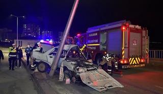 Otomobil aydınlatma direğine &ccedil;arptı: 1&rsquo;i ağır, 2 yaralı