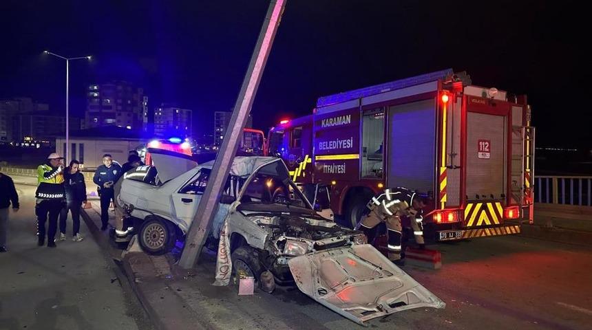 Otomobil aydınlatma direğine &ccedil;arptı: 1&rsquo;i ağır, 2 yaralı