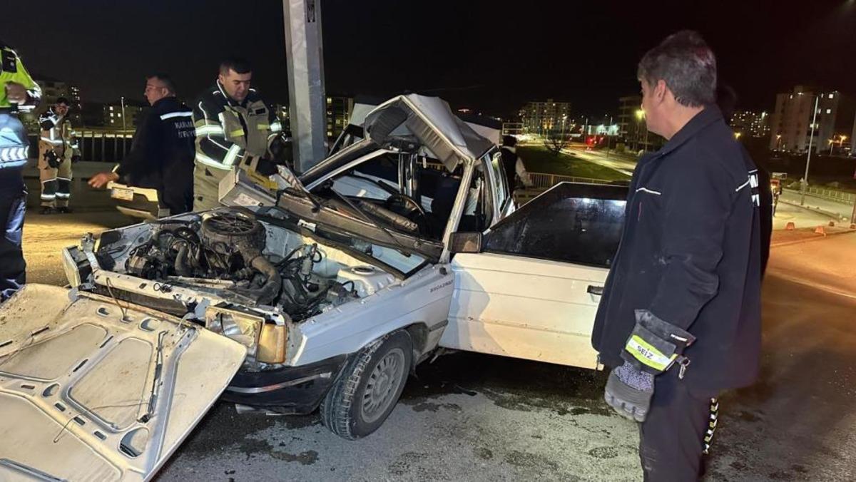 Otomobil aydınlatma direğine &ccedil;arptı: 1&rsquo;i ağır, 2 yaralı 1