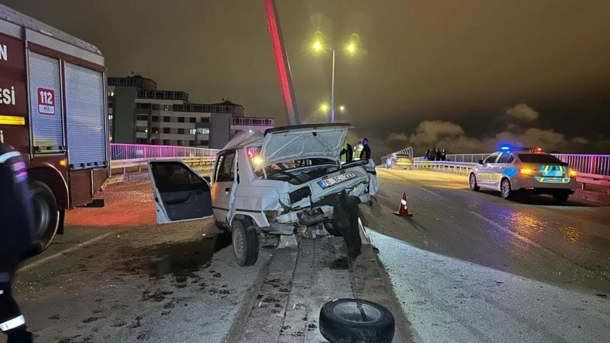 Otomobil aydınlatma direğine &ccedil;arptı: 1&rsquo;i ağır, 2 yaralı 2