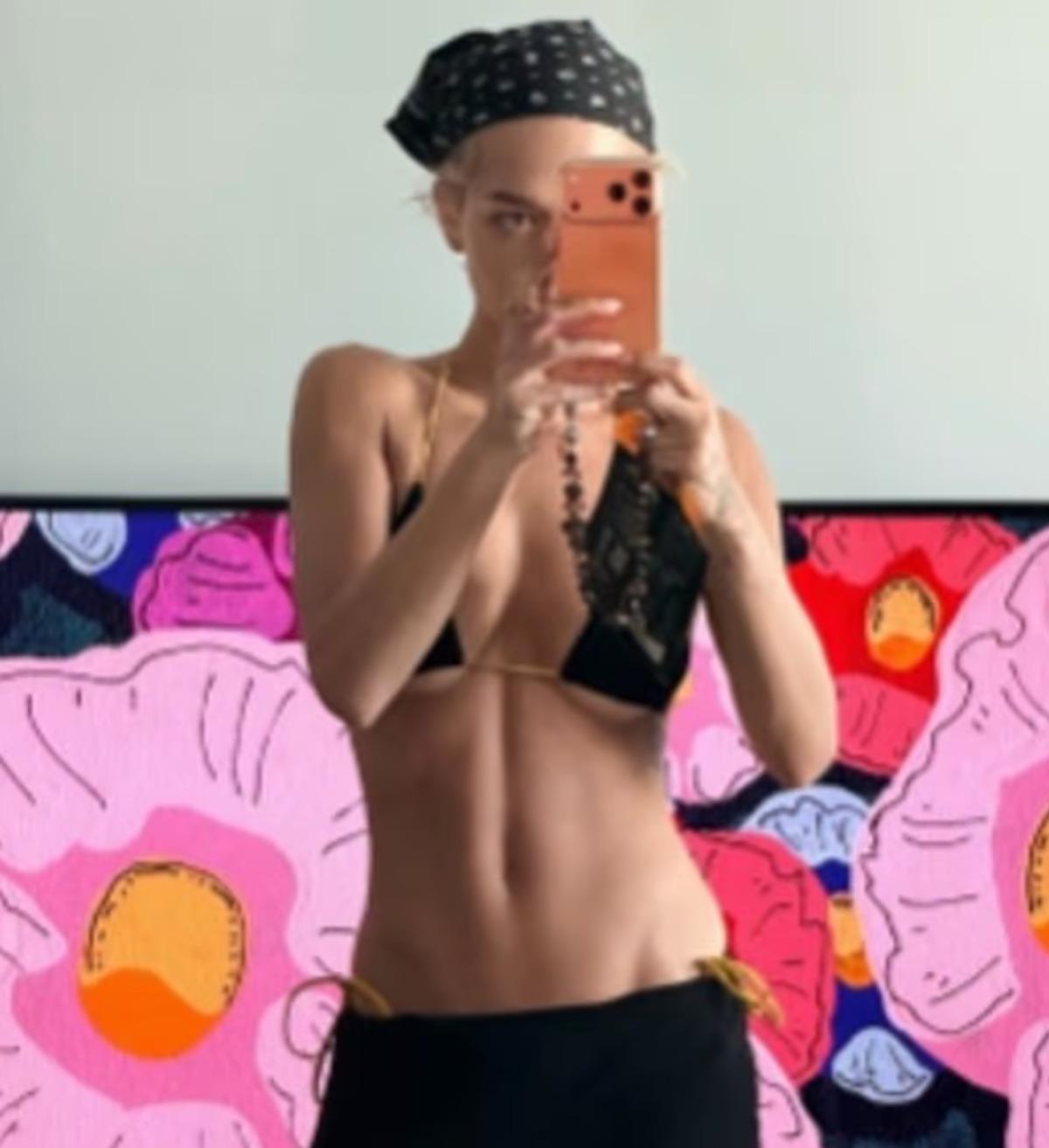 Rita Ora karın kaslarını sergiledi! İddialı pozlar 1