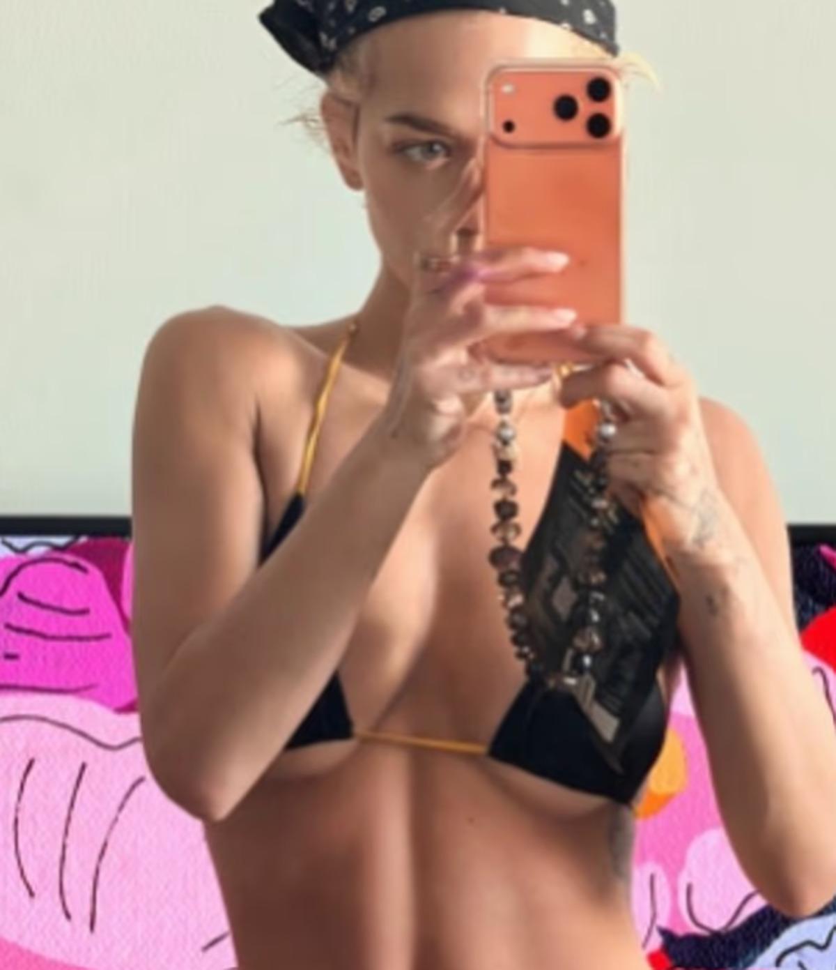 Rita Ora karın kaslarını sergiledi! İddialı pozlar 2