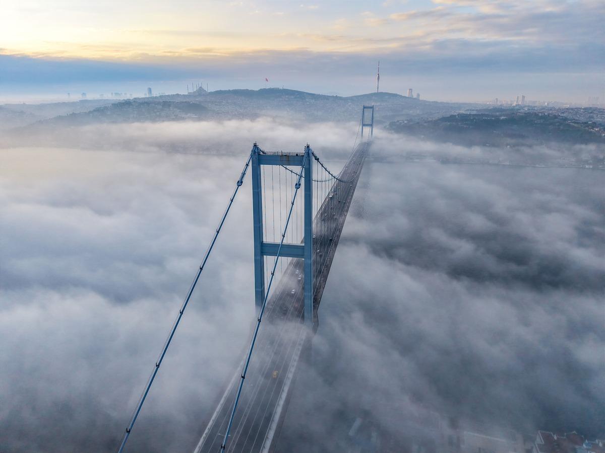 Boğaz da trafik durdu: Sislerin arasında kayboldu! 1