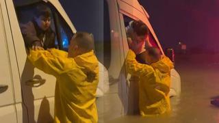 Adana'da hayat felç oldu! Suya gömülen minibüsteki çocuklar kurtarıldı