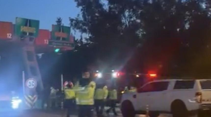 İzmir&rsquo;de kaza yapan ara&ccedil;ta yangın &ccedil;ıktı, s&uuml;r&uuml;c&uuml; hayatını kaybetti