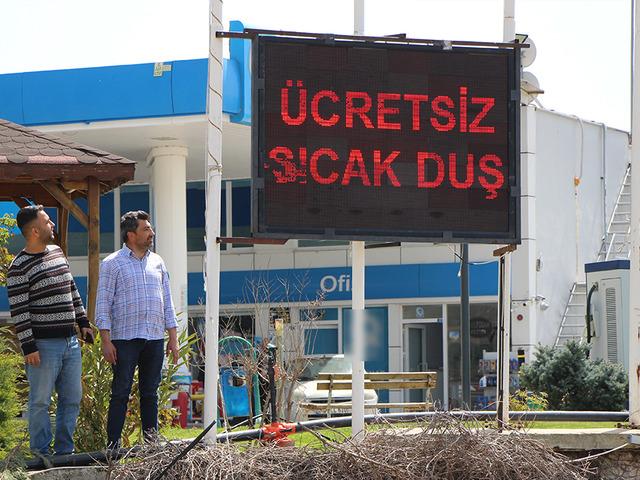 Akaryakıt istasyonunda g&ouml;reni şaşırtan yazı: '&Uuml;cretsiz sıcak duş'