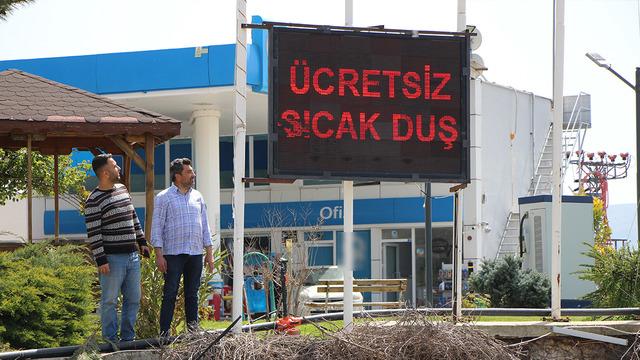 Akaryakıt istasyonunda göreni şaşırtan yazı: 'Ücretsiz sıcak duş'