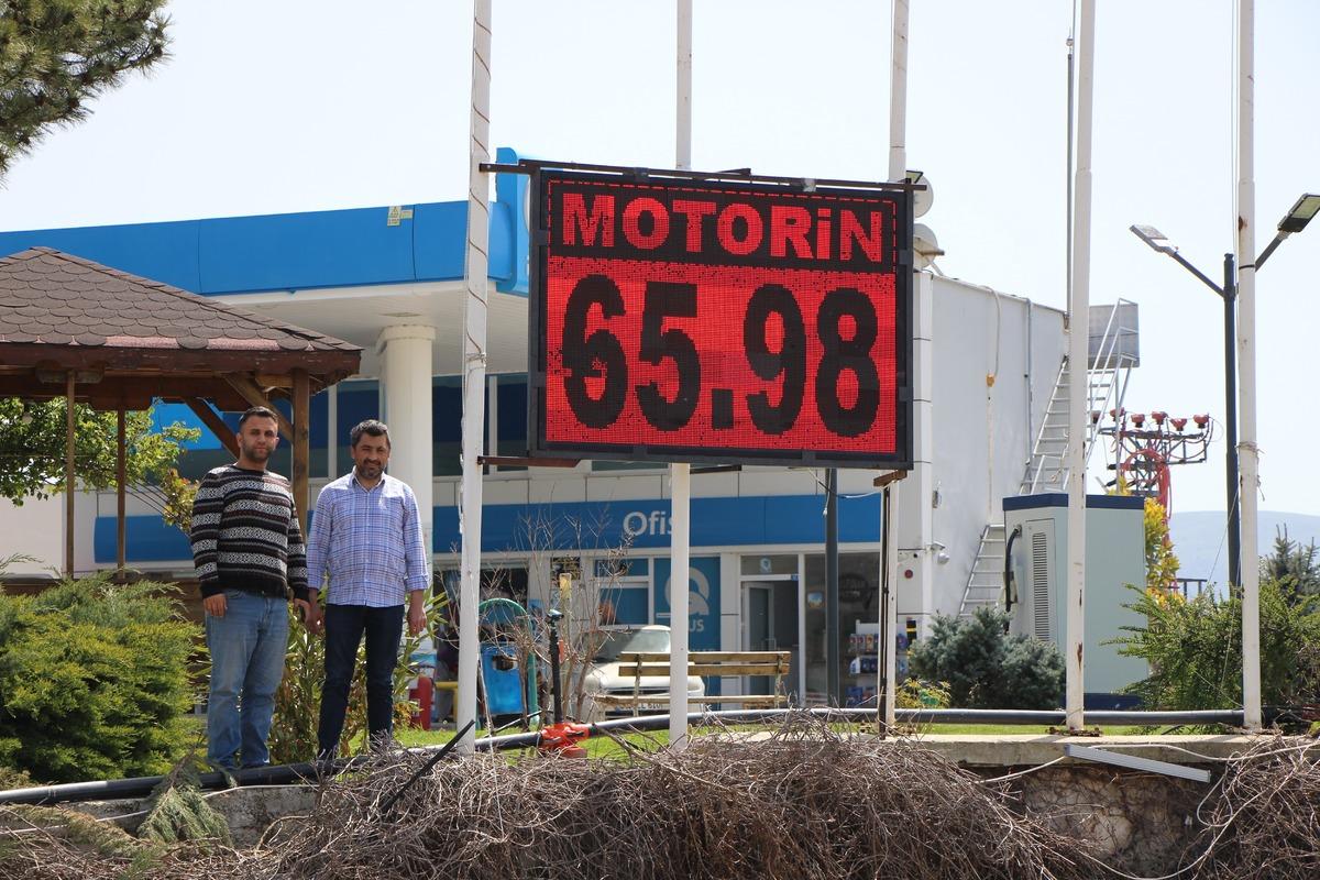 Akaryakıt istasyonunda g&ouml;reni şaşırtan yazı:  &Uuml;cretsiz sıcak duş  2
