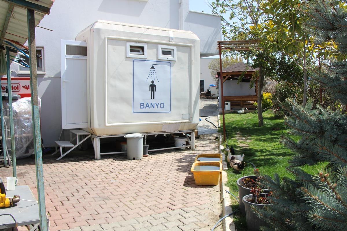 Akaryakıt istasyonunda g&ouml;reni şaşırtan yazı:  &Uuml;cretsiz sıcak duş  3