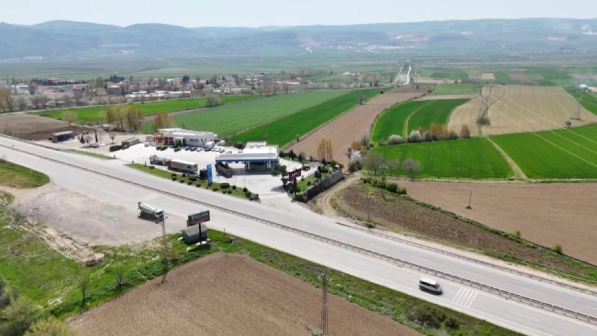 Akaryakıt istasyonunda g&ouml;reni şaşırtan yazı:  &Uuml;cretsiz sıcak duş  4