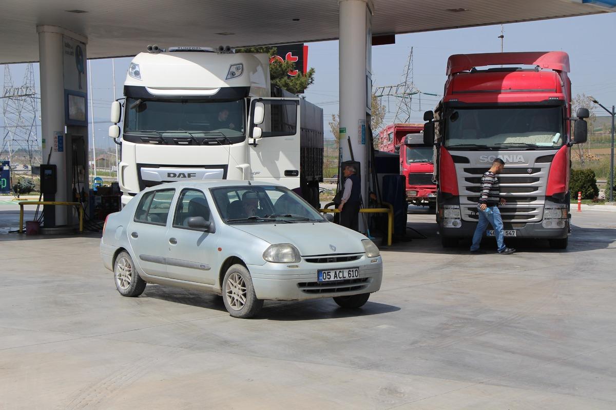 Akaryakıt istasyonunda g&ouml;reni şaşırtan yazı:  &Uuml;cretsiz sıcak duş  5