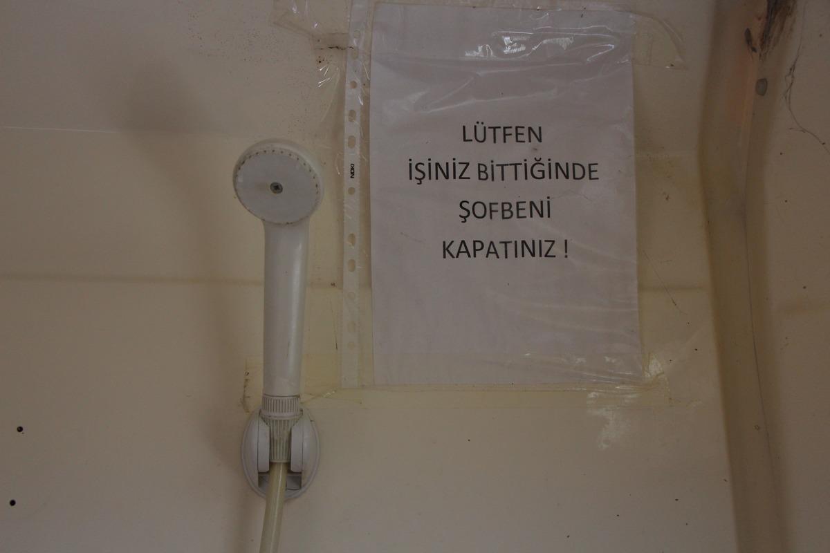 Akaryakıt istasyonunda g&ouml;reni şaşırtan yazı:  &Uuml;cretsiz sıcak duş  8