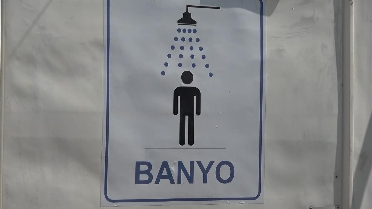 Akaryakıt istasyonunda g&ouml;reni şaşırtan yazı:  &Uuml;cretsiz sıcak duş  9