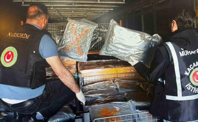 Gümrükler Muhafaza ekipleri piyasa değeri 378 milyon olan 420 kilo uyuşturucu madde yakaladı 3