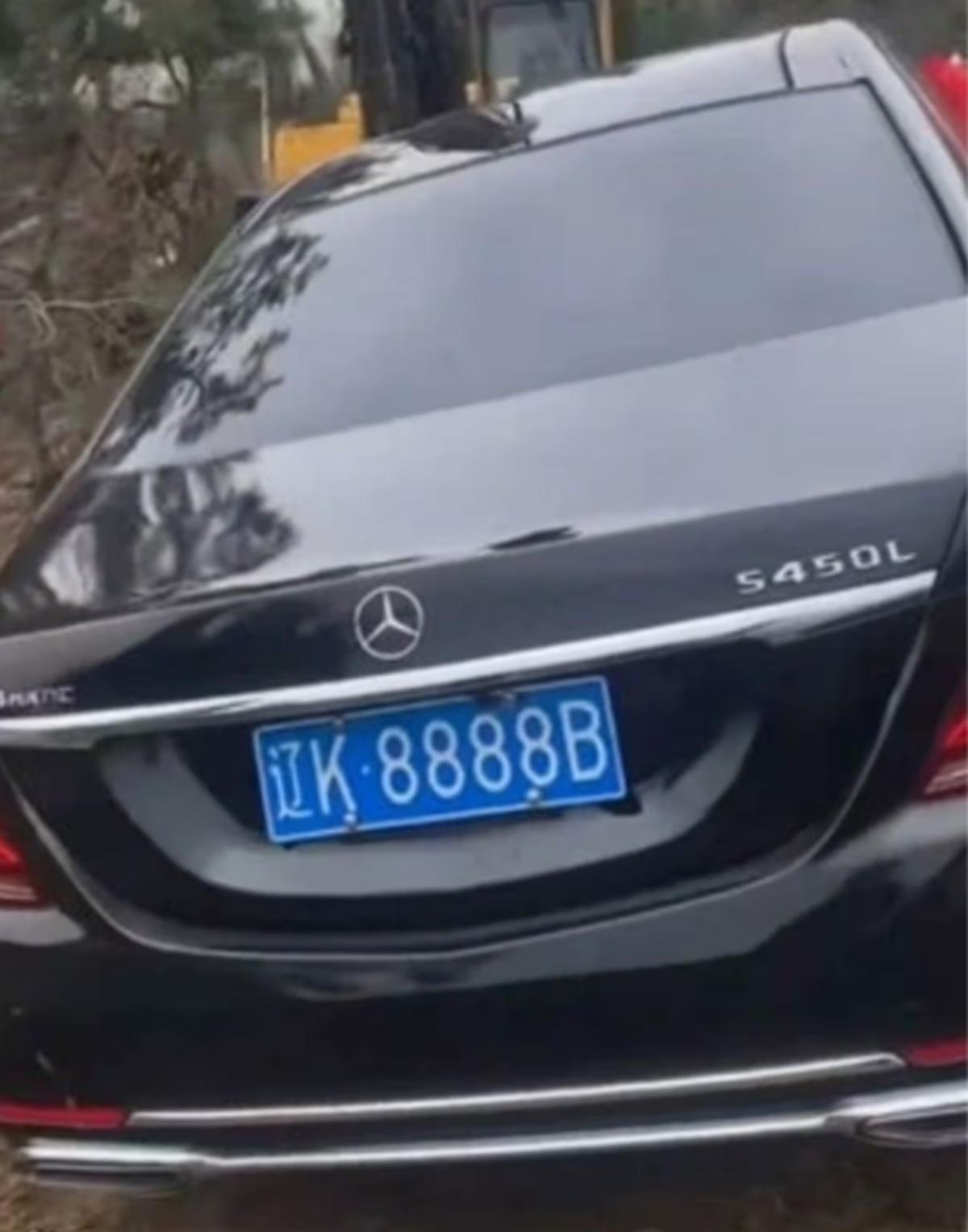 19 milyonluk l&uuml;ks aracı mezara g&ouml;md&uuml;ler! Plakası dikkat &ccedil;ekti 1