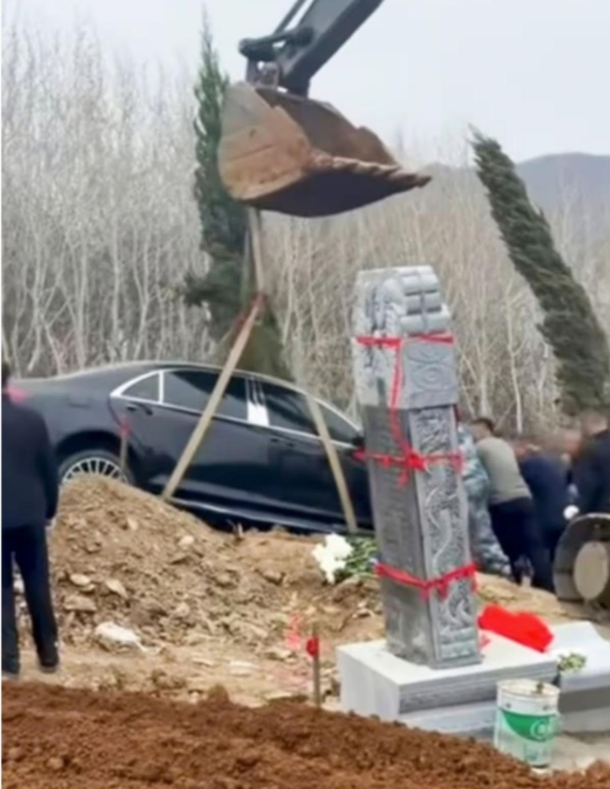 19 milyonluk l&uuml;ks aracı mezara g&ouml;md&uuml;ler! Plakası dikkat &ccedil;ekti 2